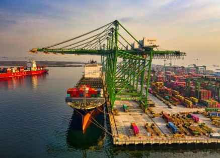 Stevedoring vs. Freight Handling: What’s the Difference?