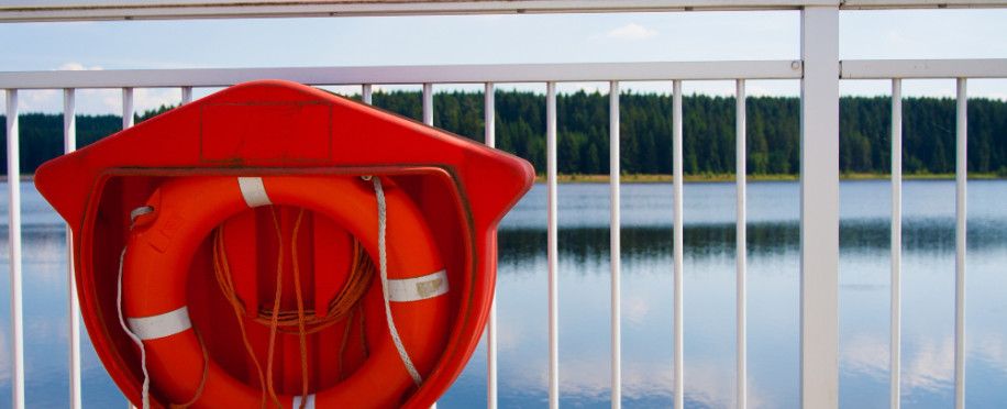 storage/images/posts//closeup-shot-red-lifebuoy-hanged-white-railing-bridge1_1693172374.jpg